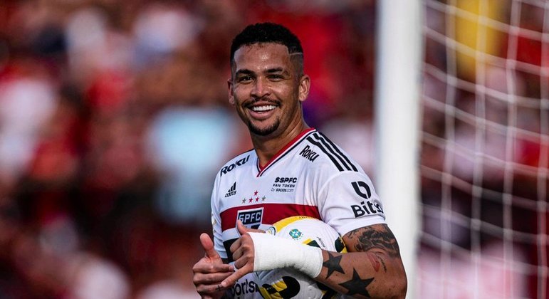 Luciano comemora gol com a camisa do São Paulo