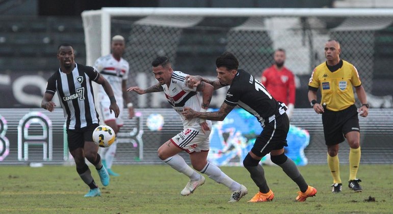 Luciano em partida pelo Botafogo 