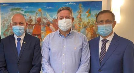 Luciano Hang (à esq.), Arthur Lira e Carlos Wizard durante entrega de abaixo assinado, em Brasília