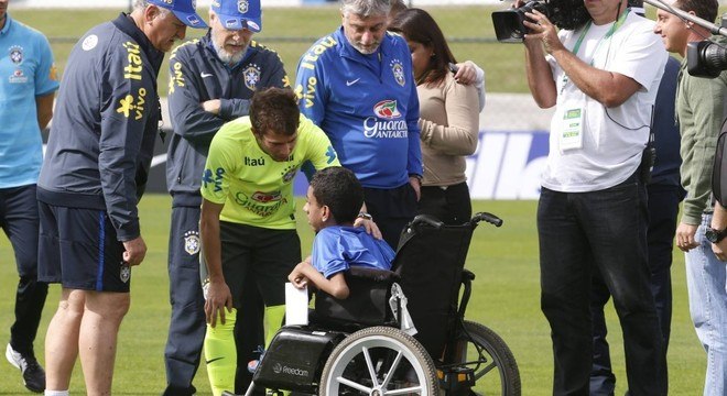 Huck teve o direito de travar treino importante na Copa. Inaceitável