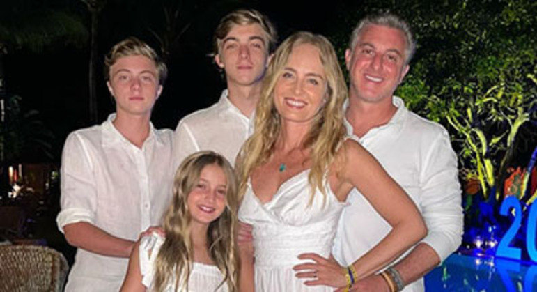 Luciano Huck e Angélica aproveitaram a virada de ano ao lado dos filhos. 