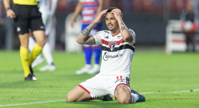 Luciano em partida pelo São Paulo