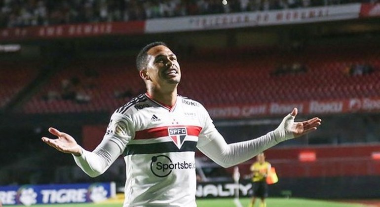 Luciano marcou de pênalti contra o Santos