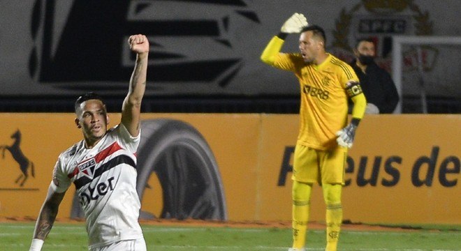 Luciano comemora um de seus gols na vitória sobre o Flamengo