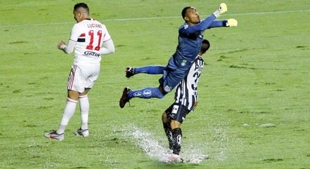 Gramado esteve encharcado no 1º tempo