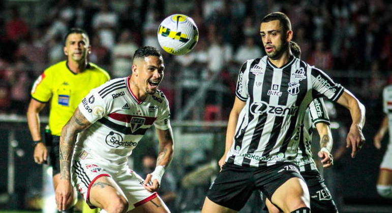 Atacante Luciano, do São Paulo, disputa lance em jogo contra o Ceará no Morumbi