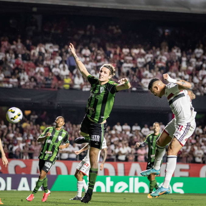 Luciano, de cabeça, marcou o gol diante do América-MG pela Copa do Brasil