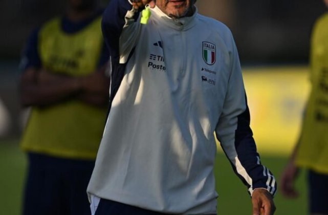 Luciano Spalletti (técnico da Itália) - 3º lugar: Osimhen (nigeriano do Napoli); 2º lugar: Mbappé (francês do PSG); 1º lugar: Messi (argentino do Inter Miami). - Foto: Reprodução/Instagram