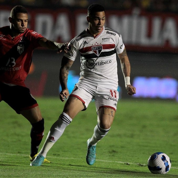 Luciano fez o único gol do São Paulo na derrota para o Atlético-GO no Serra Dourada