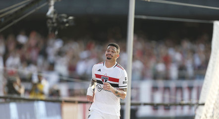 Luciano em partida pelo São Paulo comemorando gol