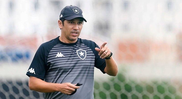 Lúcio Flávio será o treinador interino. Mas há a chance do retorno de Caçapa