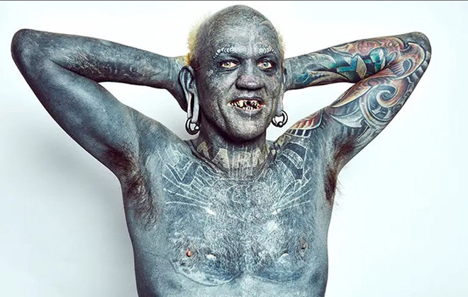 Lucky Diamond Rich tem 52 anos e é da Nova Zelândia. Ex-artista circense e de rua e atualmente trabalhando como operador de máquinas, o homem tem 100% da pele tatuada. 