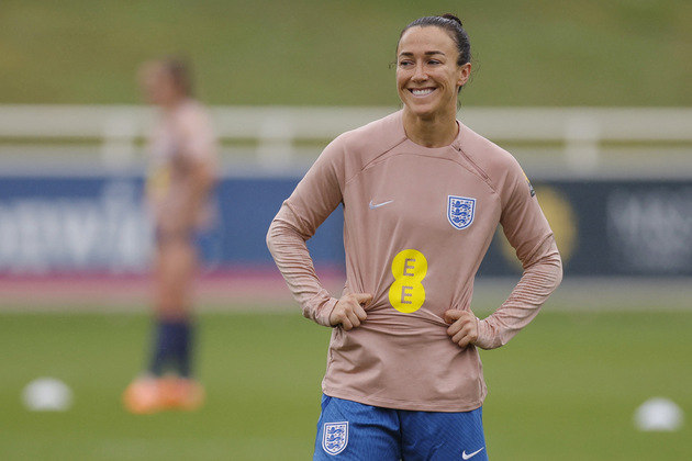 A inglesa Lucy Bronze defende o Barcelona e, em 2020, foi eleita como a melhor jogadora do mundo. Com a camisa da Inglaterra, a zagueira de 31 anos foi campeão da Eurocopa e recebeu a medalha de bronze na Copa do Mundo de 2019, que aconteceu na França