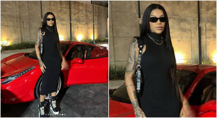 Ludmilla com o tênis de grife em frente ao carro de luxo