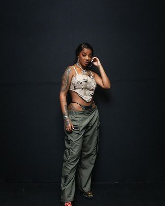 Durante o show da turnê Numanice, no Rio de Janeiro, Ludmilla usou uma calça verde-musgo de cintura baixa, com a calcinha à mostra