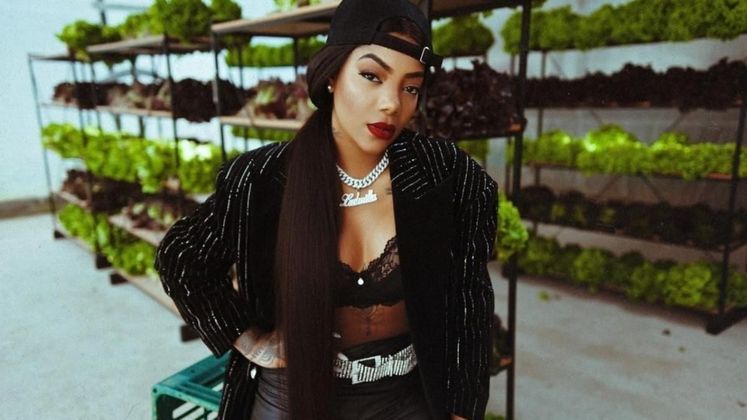 No clipe da música Verdinha, de Ludmilla, ela completou o look all black e superestiloso com um sutiã de renda por baixo de tudo
