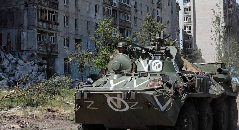 Membro das tropas pró-Rússia é visto em veículo blindado na região de Lugansk