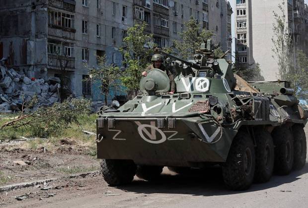 Membro das tropas pró-Rússia é visto em veículo blindado na região de Luhansk
