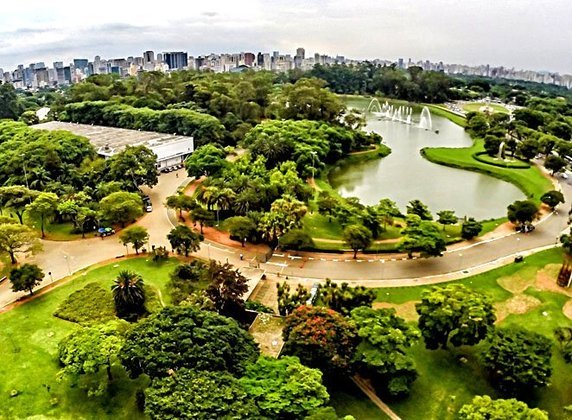 Lugar: Parque - Realizar uma atividade física em família é uma ótima maneira de cuidar da saúde e de melhorar a relação. O parque Ibirapuera é o mais famoso da cidade e é repleto de espaço e natureza. 