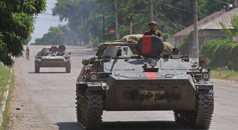 Membros das tropas pró-Rússia dirigem tanques de guerra em Luhansk