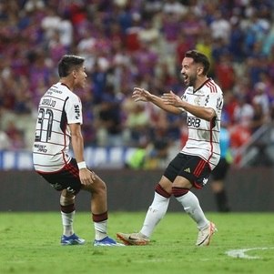 Luís Araújo e Everton Ribeiro na comemoração de um dos gols do Flamengo