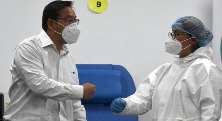Luis Arce recebeu a primeira dose da vacina russa Sputnik V