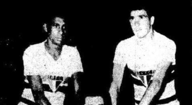 Lus Carlos Bonelli - O goleiro (agachado na foto), atuou pelo So paulo em 1956 e 1957. Fez 52 jogos com a camisa do Tricolor. 