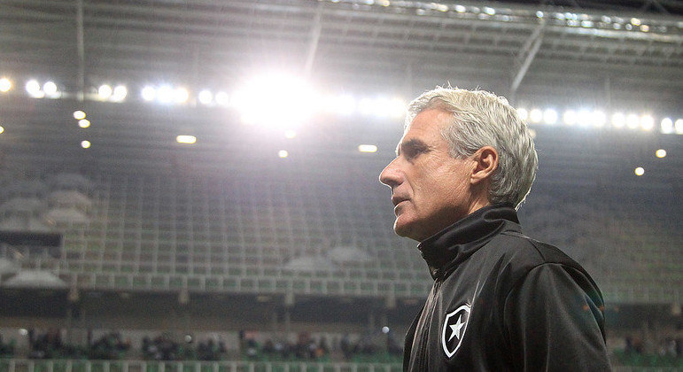 Luís Castro vive fase complicada no comando do Botafogo