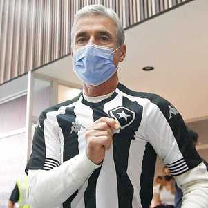 Luís Castro vestiu a camisa do Botafogo no saguão do aeroporto