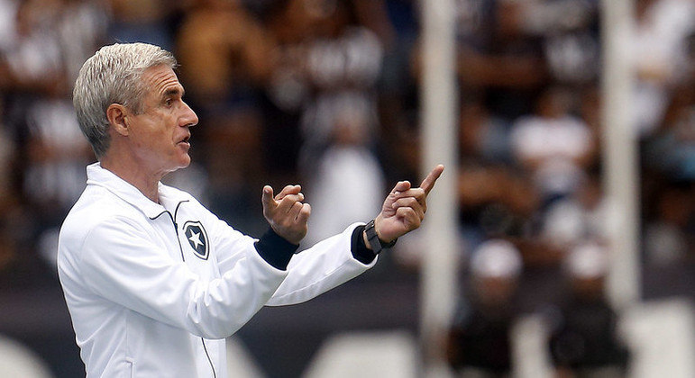 Luís Castro deixou o gramado do Nilton Santos sob vaias após novo tropeço do Botafogo
