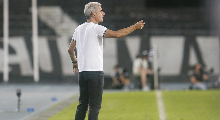 Luís Castro encontra dificuldades devido ao número de desfalques do Botafogo