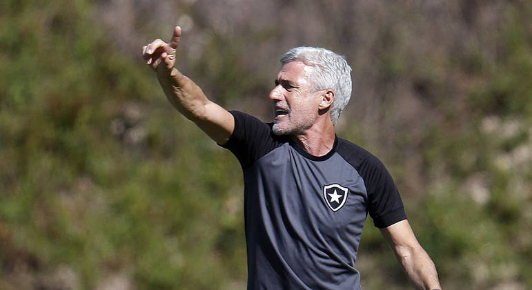 Luís Castro comanda treino do Botafogo