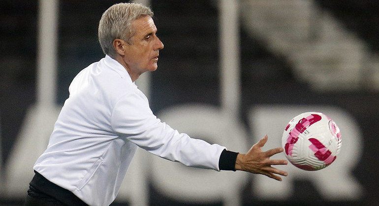 Luís Castro exaltou a postura do Botafogo na derrota para o Palmeiras
