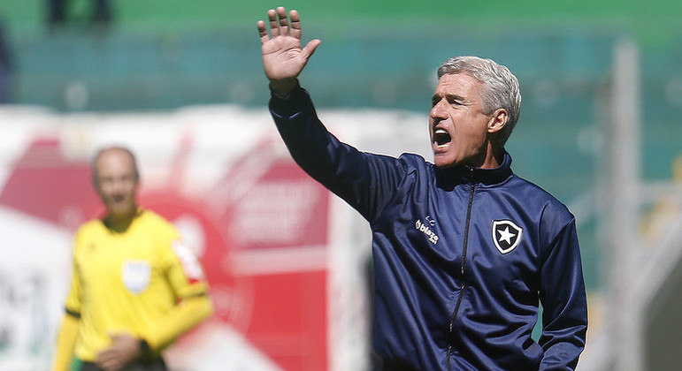 Luís Castro vive momento de pressão no Botafogo