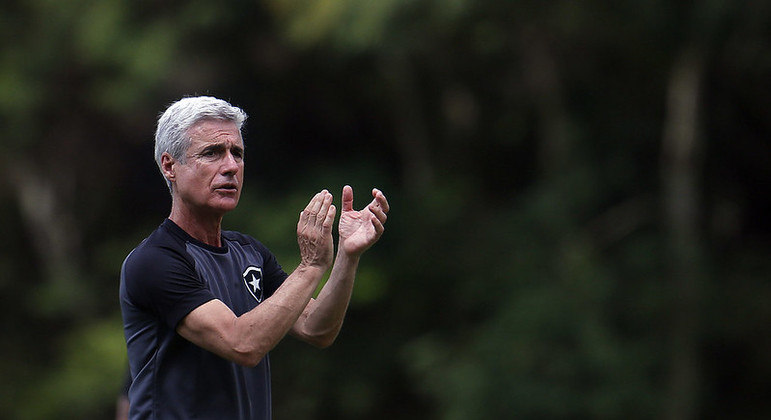 Luís Castro comanda treino do Botafogo no Espaço Lonier