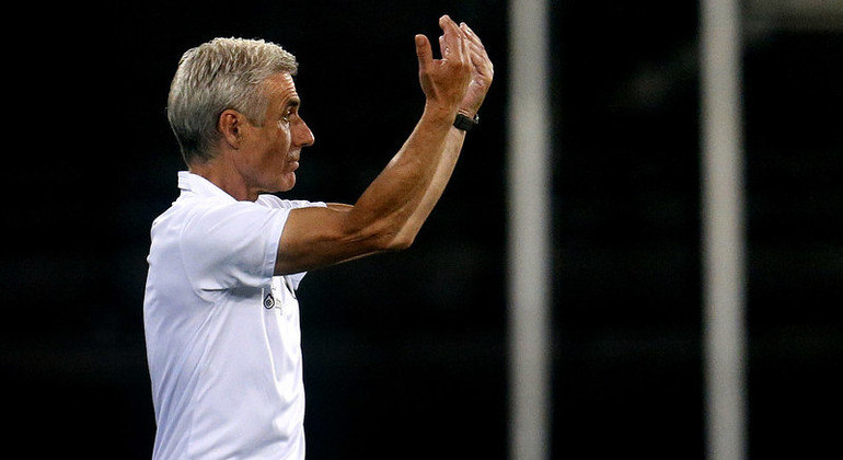 Luís Castro tem conseguido bons resultados com o Botafogo no segundo turno