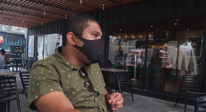 Luis Cheme relembra com medo aquelas primeiras semanas da pandemia. "Nunca tínhamos visto algo semelhante. A princípio você vê de longe, mas quando as pessoas próximas começam a morrer, você vê que é real."