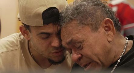 O pai de Luis Díaz se emocionou ao abraçar a neta e o filho
