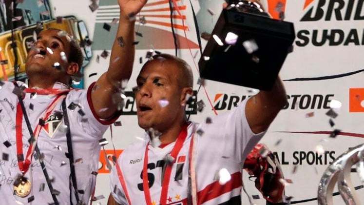 Luis Fabiano (centroavante) - 42 anos atualmente - Aposentado dos gramados, o jogador foi expulso no empate em 0 a 0 no jogo de ida e acabou ficando de fora do segundo jogo da decisão. Mas, foi importante na campanha do último título internacional conquistado pelo Tricolor.