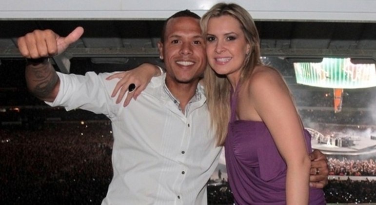Luis Fabiano ao lado de Juliana Paradela; mulher anunciou separação
