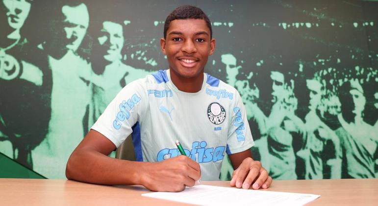 Luis Guilherme, uma das maiores joias do Palmeiras, assina seu primeiro contrato profissional com o clube