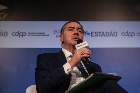 O ministro Luis Roberto Barros participa de evento 