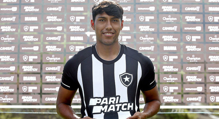 Luis Segovia foi apresentado como novo reforço do Botafogo