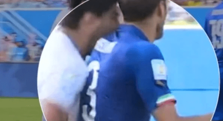 A famosa mordida de Suárez em Chiellini, na Copa do Mundo do Brasil. Nove jogos de suspensão