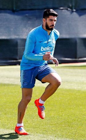 Suárez participa de treino do Barcelona