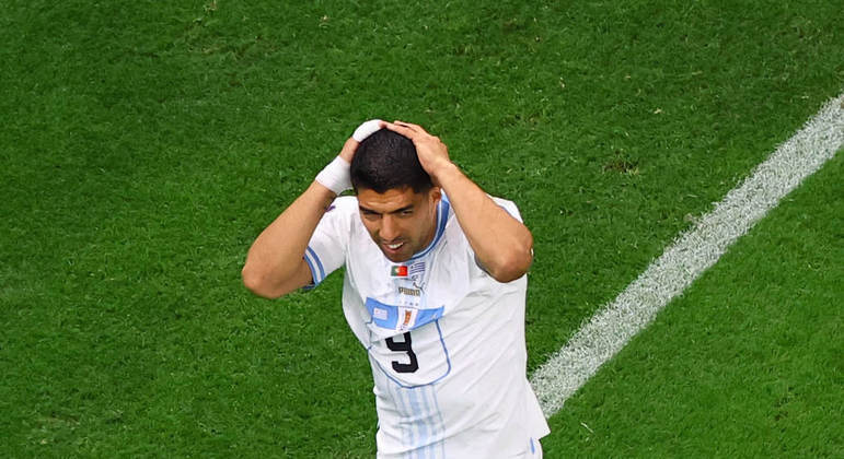 Após ficar durante o primeiro tempo no banco, Suárez perdeu a chance de deixar tudo igual para o Uruguai

