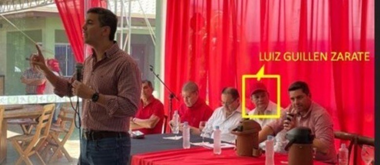 Luis Zaráte observa o então candidato Santiago Peña, hoje presidente eleito, discursar em evento ocorrido em Pedro Juan Caballero em novembro do ano passado (Reprodução)
