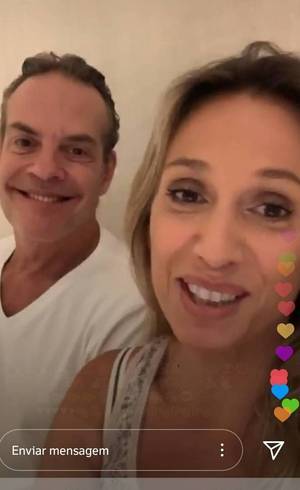 Luisa faz live ao lado do marido