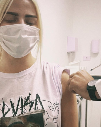 Luísa Sonza acaba de entrar para a lista de famosos vacinados contra a covid-19. A cantora de 23 anos foi imunizada no dia 15 de agosto. Nas redes sociais, ela celebrou o momento e pediu para que as pessoas não deixem de receber a segunda dose