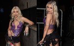 Como de costume, a aniversariante escolheu um look arrasador: top cropped lilás – com decote e amarrações nas costas –, microssaia preta e um par de coturno até a altura do joelho